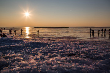 winterlicher, gefrorener Neusiedler See bei Sonnenuntergang