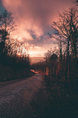 Fototapeta premium Strada al tramonto infuocato