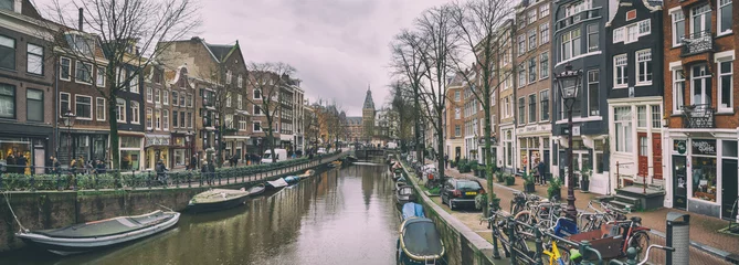 Foto op Canvas Stadsgezicht, panorama - uitzicht op stadskanaal met boten, stad Amsterdam, Nederland. © rustamank