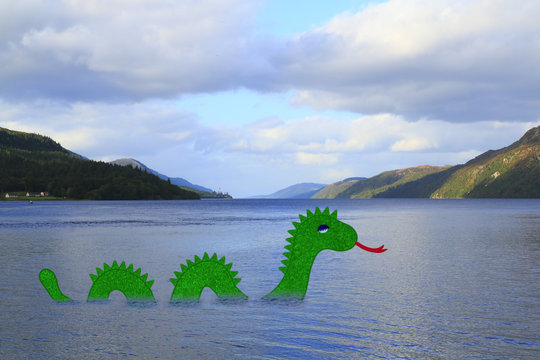 Das Ungeheuer, Seeschlange von Loch Ness in den Highlands von Schottland bei Fort Augustus präsentiert sich den Touristen