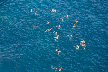 Obraz premium people swimming in sea