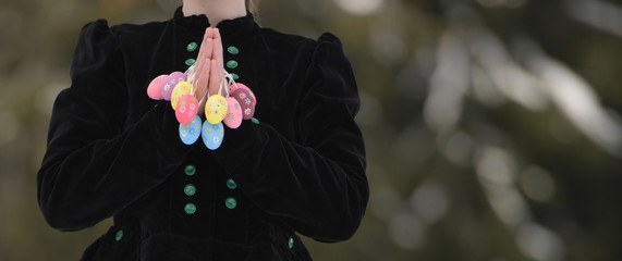 Belle femme avec oeufs de Pâques