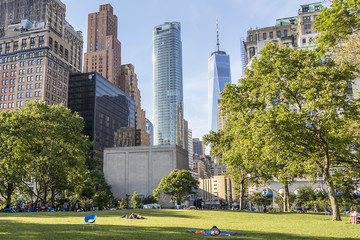 Obraz premium People relaxing at a public park in New York City