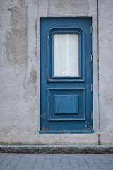 Fototapeta na wymiar WEATHERED BLUE DOOR IN QUEBEC CITY