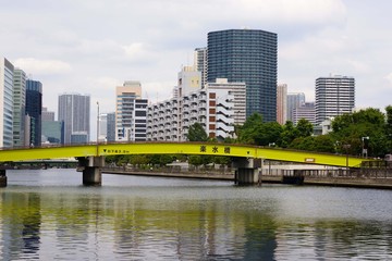 天王洲の運河に映る黄いろい橋と高層ビルの影
天王洲の運河はいろいろな景色が映り込んで見える