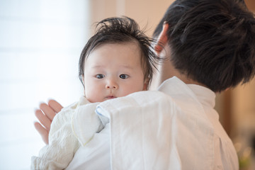 育児をする男性