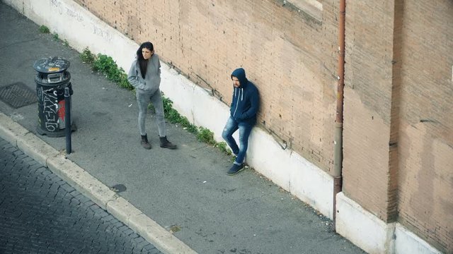 Pusher selling drug to a client in the street