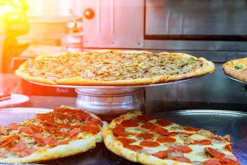 Crédence de cuisine en verre imprimé Pizzeria Deluxe Pizza with a slice of pizza in a modern restaurant