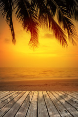 Leeg houten terras over tropisch eilandstrand met kokospalm bij zonsondergang of zonsopgangtijd