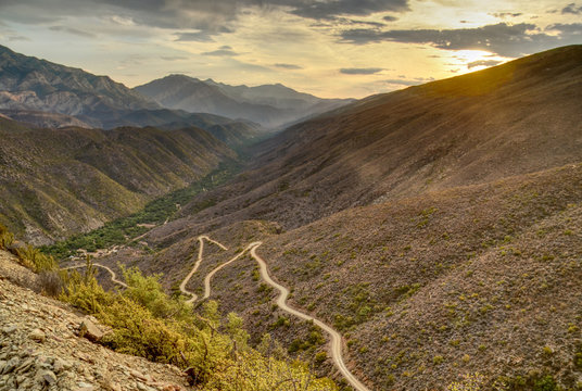 Gamkaskloof is a valley through the Swartberg Mountains, A dirt road was built through 37km of rugged mountain scenery, ending in the steep Elands Pass to the little settlement of Die Hel.