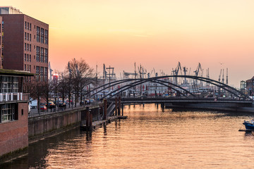 Romantischer Sonnenuntergang am Hafen in Hamburg
