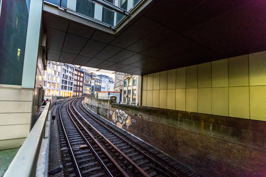 Tunnel mit Gleisen in Hamburg