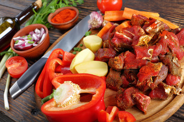 raw marinated beef chunks with vegetables