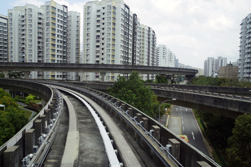 シンガポール郊外の住宅地を走るLRT