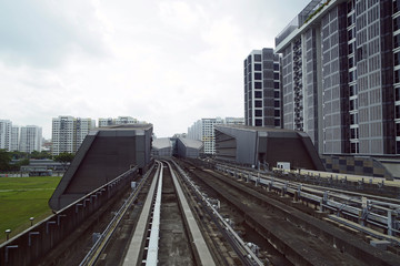 Obraz na płótnie Canvas シンガポール郊外の住宅地を走るLRT