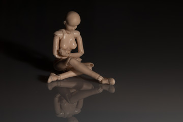Sitzende Figur mit Platz für Text