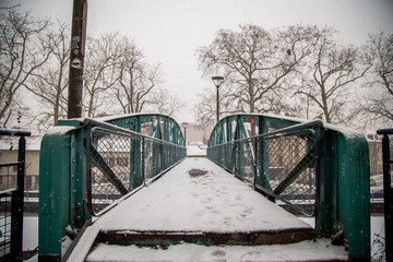 La passerelle Lecreulx à Nancy qui enjambe le canal de la Marne au Rhin, sous la neige