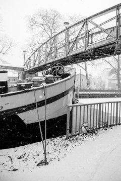 La passerelle Lecreulx à Nancy qui enjambe le canal de la Marne au Rhin, sous la neige