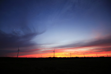 Obraz premium Wind turbines in the evening
