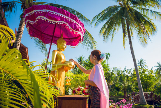 A Woman This Wearing Traditional Thai Dresses Are Pouring Water The Buddha Statue On The Occasion Of Songkran Festival Day