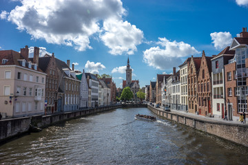 Fototapeta premium wspaniały widok na słynny Jan van Eyckplein z mostu Koningstraat w Brugii w Belgii