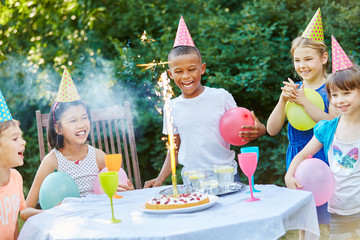 Kinder freuen sich über Tischfeuerwerk