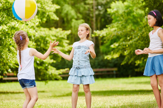 M&auml;dchen beim Ballspiel im Sommer