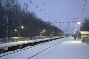 Железнодорожный пути  и платформа  покрытые снегом