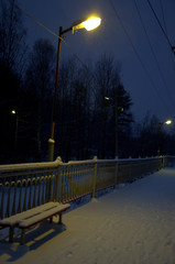 Лавочка,на заснеженной платформе