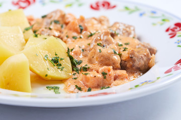 meat with mashed potatoes