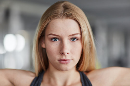 Porträt einer junge blonden attraktiven Frau