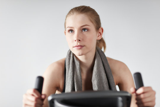 Teenager trainiert Ausdauer auf Hometrainer