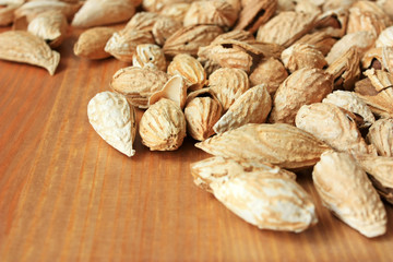 Fried inshell almonds