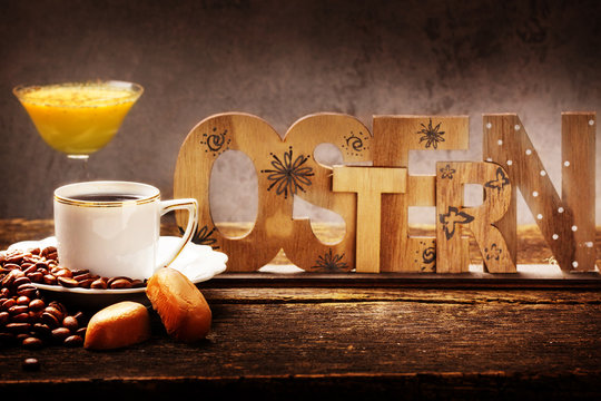 Kaffee und Eierlik&ouml;r, Dekoration zu Ostern auf Holz