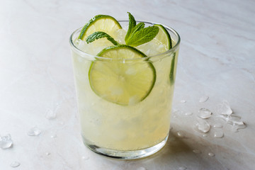 Fresh Lime Schorle Cocktail with Crush Ice.