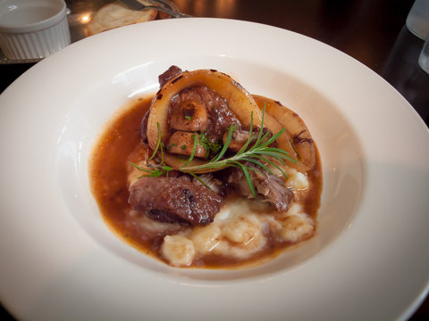 B&oelig;uf a la Bourguignon (French Style Beef Stew with Red wine and onion)