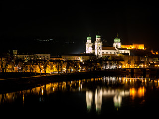 Fototapeta na wymiar Dom von Passau bei Nacht