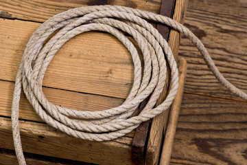 Obraz premium Detail of Old Rope on the Wooden Desk