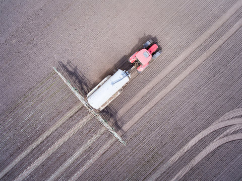 Landwirt bei der Gülledüngung mit moderner Landtechnik, Luftbild