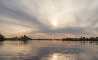 Sonnenuntergang über einem Fluss