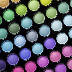 Multiple-coloured eye shadow