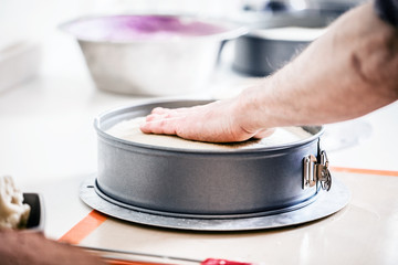 Konditor in der Küche (Torte zubereitung)