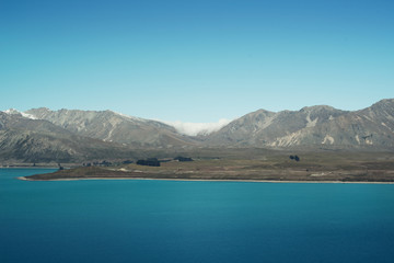 Paisaje montañoso con un gran lago azul en Nueva Zelanda
