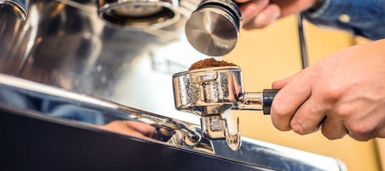 Barista bei der Kaffe Zubereitung