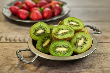 Dojrzałe owoce kiwi na metalowym talerzu