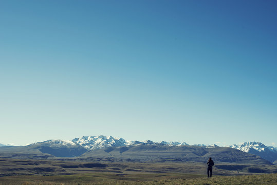 Senderista disfrutando de las vistas de las montañas en Nueva Zelanda.