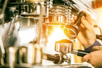 Barista bei der Kaffe Zubereitung