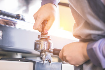 Barista bei der Kaffe Zubereitung