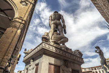 Fototapeta na wymiar Statue Hercules and Cacus in Piazza della Signoria, Tuscany,Firenze.
