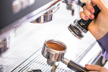 Barista bei der Kaffe Zubereitung